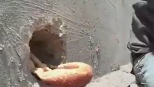 مراهق مصري يقدم الخبز لسكان في غ... زة عبر فتحة بجدار.. ما حقيقة الفيديو؟